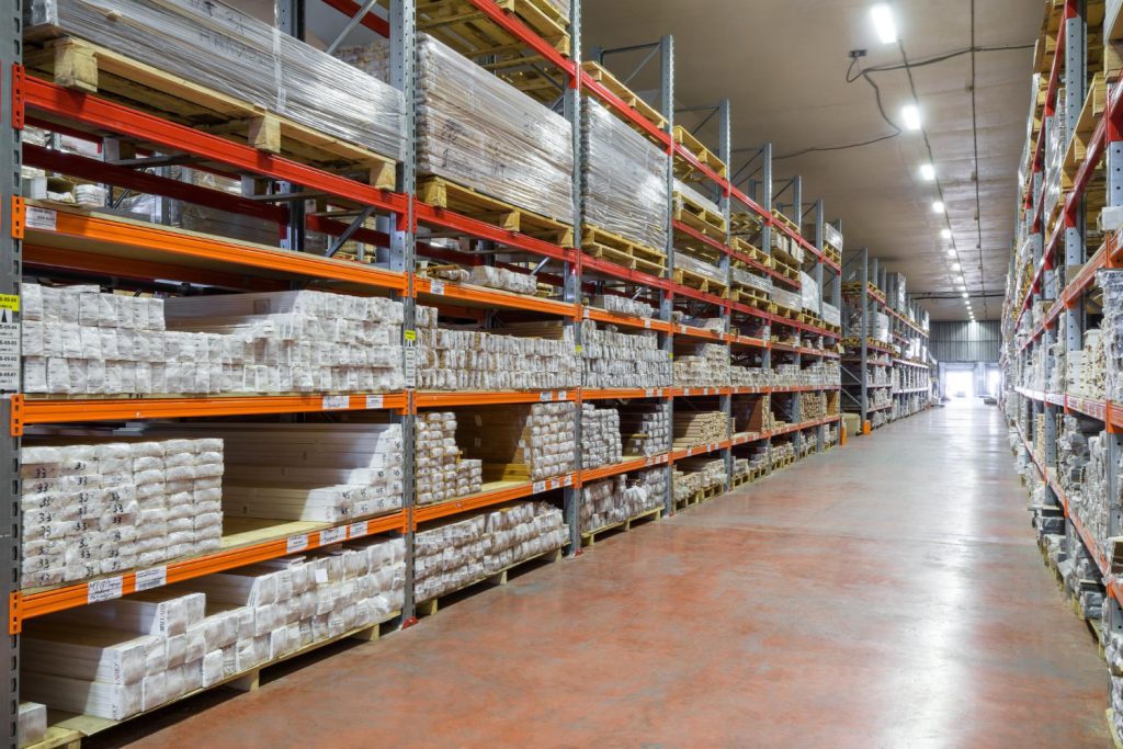Operator gudang memantau lokasi aset melalui dashboard RFID dan BLE secara real-time.